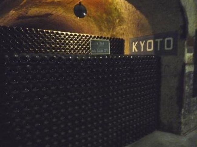 ここもモエシャンと同様、幾重にもシャンパンの瓶が重ねてありました。<br />それぞれ都市の名前が付いているらしく“ＫＹＯＴＯ”も！