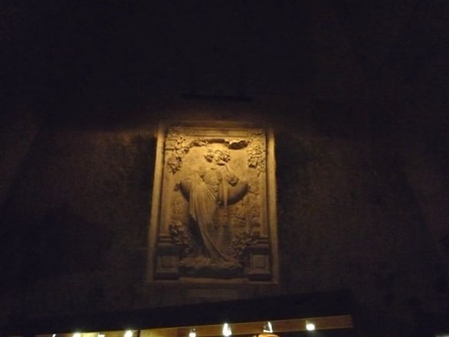 “シャンパンを造ることは芸術を作ること”という言葉がポリシーだったマダム・ポメリー。<br />その精神が今も引き継がれているのか、セラー内には彫刻画や様々な展示物が。