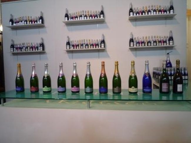 芸術も英語の説明も全く意味不明だったケド、、<br />何とかツアーが終了！<br /><br />超待ちに待った試飲ターイム！<br />ポメリーの場合は、この場で好きな物を選びます。