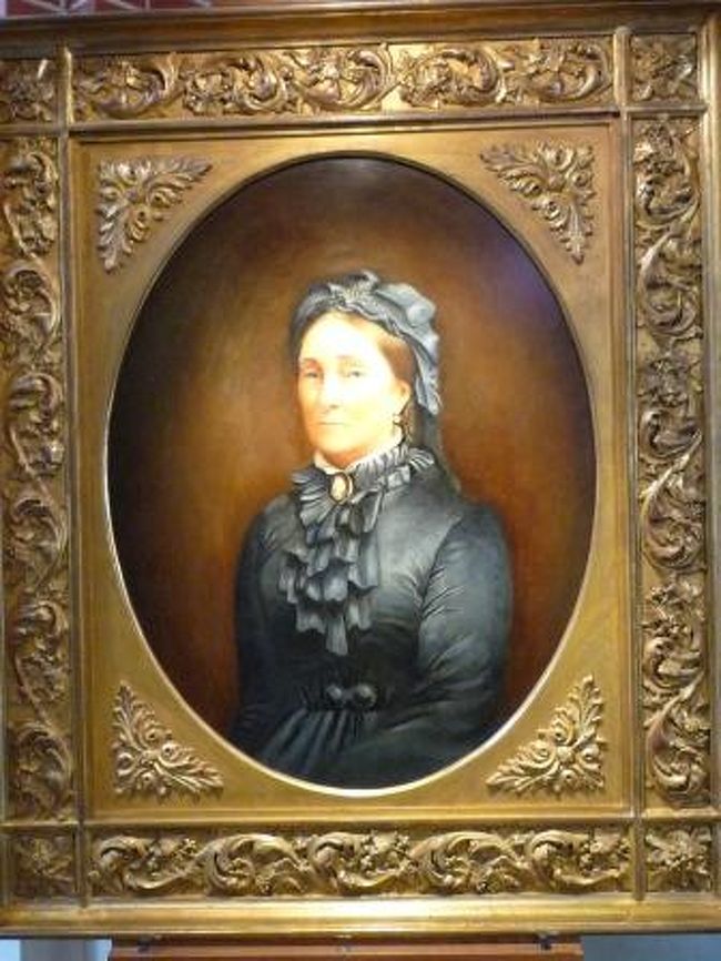 まずは、歴史から。<br />１８３６年にナルシノ・グレノが設立し、２０年後ルイ・アレクサンドル・ポメリーの参加によりポメリー・エ・グレノ社となる。<br />その２年後、不幸にもルイが亡くなってしまい、経営を引き継いだマダム・ポメリーが辛口シャンパンを発表。１８９０年には２００万本以上を出荷し、シャンパーニュ最大の醸造元となる。　Ｂｙメルシャンwebサイト<br /><br />マダム・ポメリーの肖像画。<br />