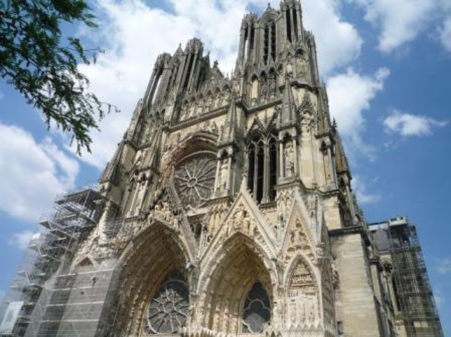 ノートルダム大聖堂。<br /><br />フランク王国の国王クロヴィスがランスの司教にキリスト教改宗の洗礼を受けたことから、この大聖堂で歴代フランス国王の戴冠式が行われた歴史を持つ。<br />シャルトル大聖堂やアミアン大聖堂と並び、フランス国内におけるゴシック様式の傑作の一つと称される。<br />１９９１年、ユネスコ世界遺産に登録される。