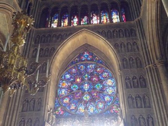 シャガール作のステンドグラス。<br />めちゃめちゃ青がキレイだったな。。