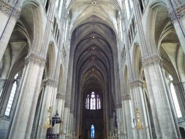 大聖堂内部。<br />高い天井に圧巻！<br />シテ島のノートルダム寺院よりも明るいかな。