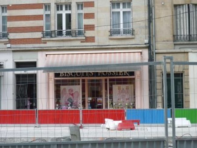 正味５分もしない観光を終え、走ってお買い物へ。<br />工事中の柵越しで見辛いけど、、『ＦＯＳＳＩＥＲ』ってピンクの店構えがかわいいお菓子屋さん。<br /><br />お目当ては、“ビスキュイ・ド・ランス”という焼き菓子。<br />ここでもお買い物時間は５分間！<br />私達の余りの慌てっぷりに、お店のお母さんがビックリ＆ノリノリに♪<br />奥からチョコレートを持ってきて、おまけしてくれました（笑）<br /><br />ビスキュイ・ド・ランスもいいけど、コルク型のチョコがシャンパン味濃厚で美味しかった！！