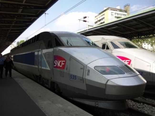 この旅１番の弾丸＆危険な場面！<br />ＴＧＶに乗り遅れないようにランスの街を猛ダッシュ=3<br /><br />お天気で暑いし、シャンパン飲んでるから心臓バクバク！<br />フランスまできて、終電逃したらヤバイ的な感覚…（涙）<br /><br />猛ダッシュなお陰でなんとか乗れたＴＧＶ。<br />折角１ｓｔだったけど、車内の様子は撮れず、ひたすら爆睡…