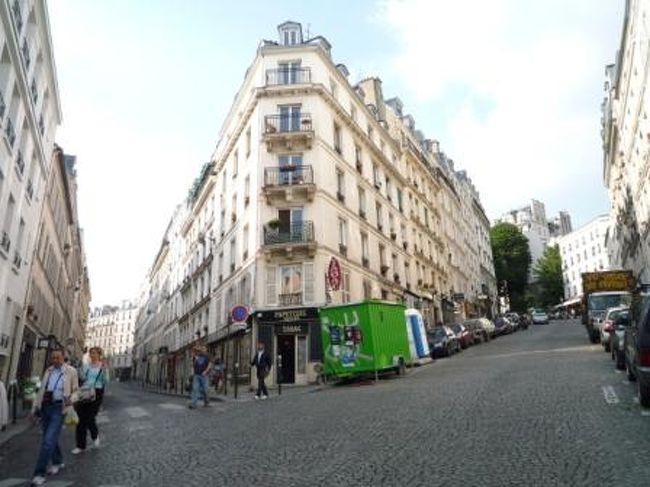 一度ホテルに戻り、お着替え。<br />今日のディナーは、ずっとずっと行きたかったお店なんです。<br /><br />モンマルトル地区のせいか坂道が多い。