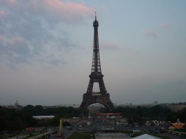 ささ、気を取り直して次次。<br />正面からエッフェル姉さんを見に！<br /><br />ライトアップも見たいからあえて夜に。<br />段々日が暮れて…イイ感じに。