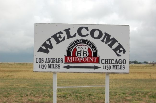 R66の半分を走行しました。ｼｶｺﾞからﾛｻﾝｾﾞﾙｽまでの中間点1139ﾏｲﾙがｴｲﾄﾞﾘｱﾝです。そこにあるのがその名もずばり｢ﾐｯﾄﾞﾎﾟｲﾝﾄｶﾌｪ｣です。R66全盛時からある店で当時の写真が店内にありました。