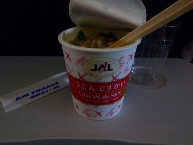 ＪＡＬとの共同運航らしく、添乗員さん曰く「いいにおいがしてきたら、<br />ご自分で取りに行ってください」とのこと。<br />これ、おいしい。<br />