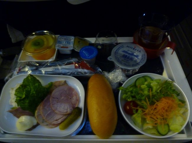 お腹すいてない・・けど、ピクルスがおいしくて、はまった☆<br /><br />１２時間って長い〜ロシア大きすぎるっ。<br />下の方通って、ぴゅっと行けたら・・・・<br /><br />隣の同じツアーのおばちゃんたち、ずーっと喋ってた。<br />圧巻！<br /><br />ジュースこぼしたから、布巾もらおうと、フランスのアテンダント<br />に頼んだら、「いいよ、僕がやるよ〜」と足！で拭いてくれた・・<br />文化の違い！？かっこよかったから、許すけど・・・