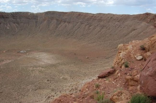 ﾐｰﾃｨｱｸﾚﾀｰ：隕石が落ちて出来た大きなｸﾚｰﾀｰです。直径1200m深さ165mとのこと。ここに備え付けの無料の望遠鏡が6~7台あり見る所が中心点とか固定されていました。