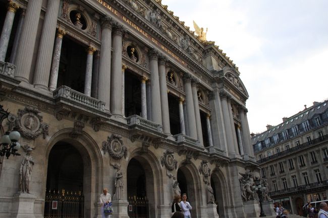 ノンストップでオペラガルニエまで５０分足らずの時間で、料金は８．４ユーロでした。<br />時間はまだ８時５０分、ホテルのチェックインは２時から。<br />まずは情報収集と荷物を預けるために、近くのＪＣＢプラザに。