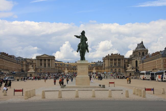 パリに到着しての最初の観光は、メトロとＲＥＲを乗り継いで、約１時間かけて最初の世界遺産　ヴェルサイユ宮殿から