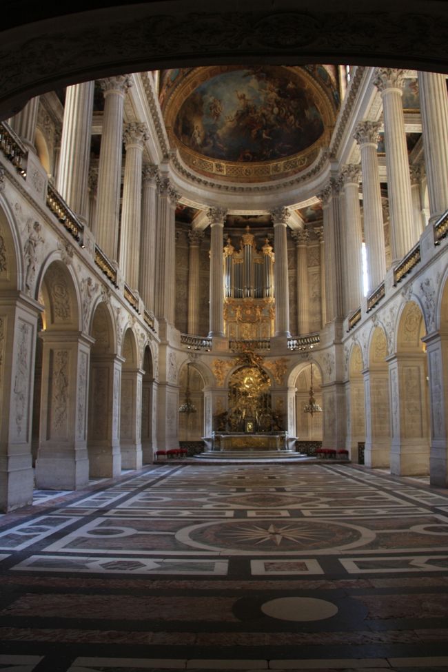 昨年日本のヴェルサイユ宮殿と言われる、赤坂迎賓館を見ましたが、やっぱり本家本元のきらびやかさは半端ではありませんでした。