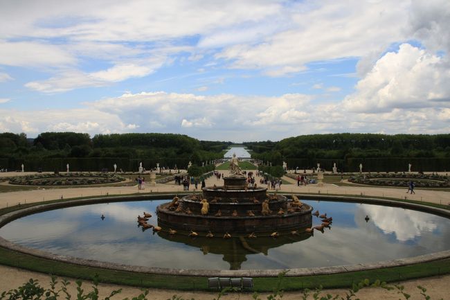 宮殿の外は、遠近法を用いた素晴らしいフランス式庭園