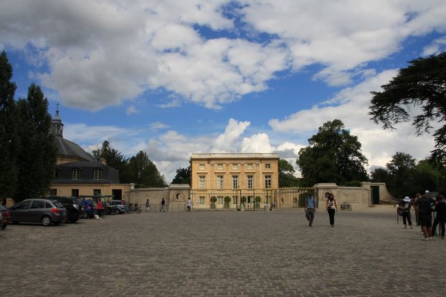宮殿を出て庭園を２０分ほど歩くとプティ・トリアノンがあります。<br />ここは、田園生活を夢見たマリーアントワネットの安らぎの場でした。<br />個人的にはきらびやかなヴェルサイユ宮殿よりも、こじんまりとして素朴なこちらの建物のほうが好きです。