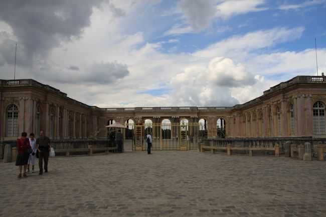 そしてこちらは、その隣にあるルイ１４世の離宮として１７世紀に建てられた、グラン・トリアノン<br />後にナポレオンも住んでいた宮殿です。<br />詳しくは後ほどアップ予定のヴェルサイユの旅行記で紹介します。