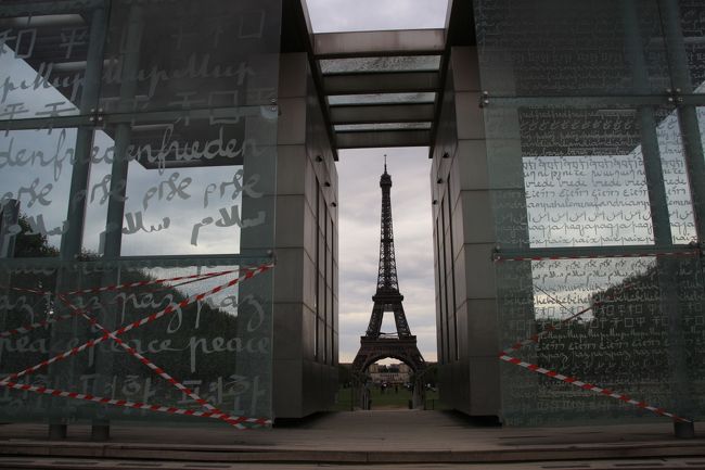 再びパリ市内に戻って今度は定番のエッフェル塔<br />こちらはエレベータで登る場合は２，３時間待たないと登れないとのことで見るだけ