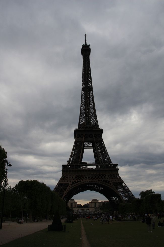 東京タワーと違って単色に塗られているため昼間見ると結構地味な感じがします。