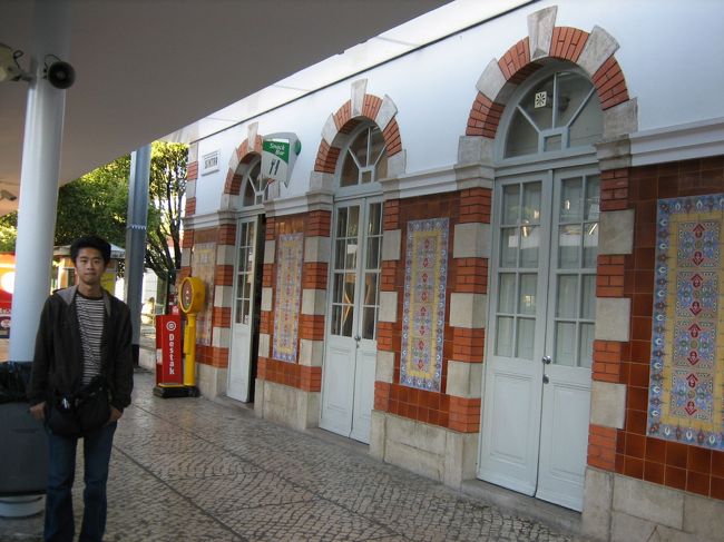 この日は朝からシントラ−ロカ岬を回ることにしました。<br />電車に乗ってまずはシントラ駅に到着しました。