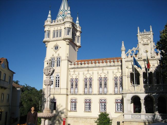 こった作りの塔のある建物。<br />確か市庁舎だったはずです。