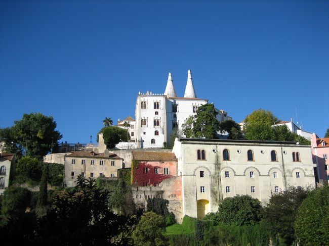 王家の夏の離宮であった王宮です。<br />とんがった二本の塔は台所の煙突です。<br />中に入ることができましたが、確かに煙突でした。