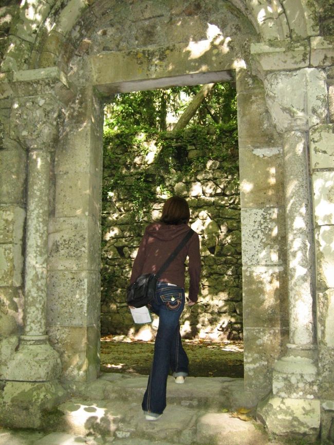 そして、小さなバスに乗ってうねうねした道を上ると、ムーアの城跡に到着します。<br />8世紀か9世紀に作られた物だそうです。