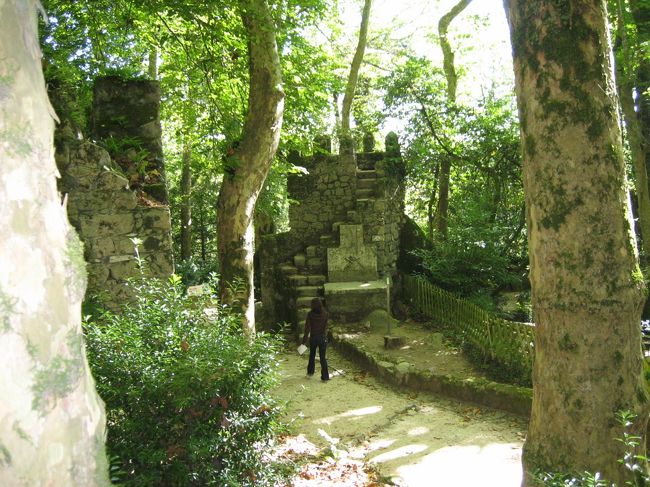 木々に囲まれた小道の両側に、城壁の遺跡がぽつりぽつりと残っています。