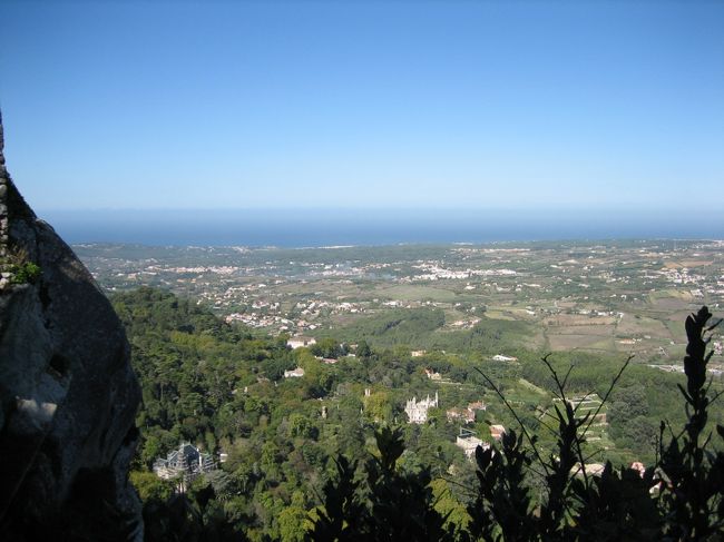 城壁に登ると、シントラの町から遠くの方まで一望の下です。