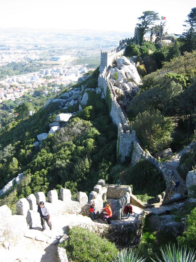 万里の長城のミニチュアみたいに見えます。