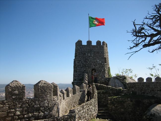 砦の上ではためくポルトガル国旗。<br />城壁の跡があるだけですが、見応えがありました。