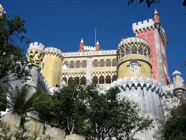 ムーアの城跡からまたバスに乗って山道をいくと、ペーナ宮殿につきます。<br />様々な様式の建築が寄せ集まった宮殿と言うことですが、いろんな色を使っているために、なんだか重みがない感じがしました。
