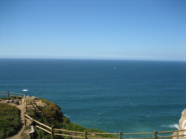 ペーナ宮殿からシントラの駅まで戻って、バスでロカ岬へと向かいます。<br />ポルトガルの田舎道を楽しみながらバスに40分くらい揺られていると、ロカ岬に到着します。<br />ついにやってきました。ユーラシア大陸の西の端です。