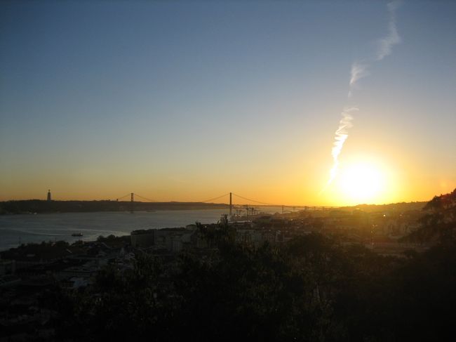 ユーラシア大陸の西の果てから、シントラ経由でリスボンに戻ってきました。<br />日も暮れかけてきていたので、とりあえずリスボンの東の高台の上にあるサン・ジョルジェ城に登ってみることにしました。