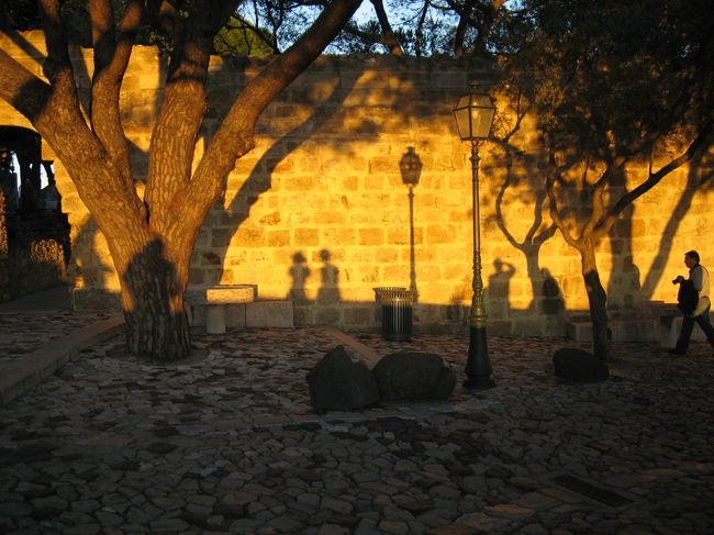 西日が城壁に陰を作って、とてもきれいです。