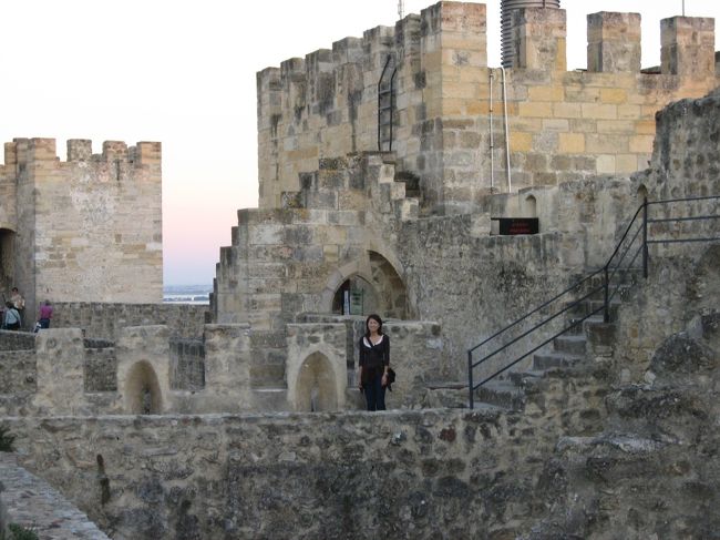 なんと、この城が最初に建てられたのはユリウス・カエサルの時代だそうです。<br />当然城壁なんかはその後色々と変わっているんでしょうけど、確かに要塞を建てるには最適の場所です。<br />