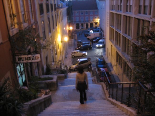 夕日を眺めてのんびりした後は、幻想的な色に包まれたアルファマ地区をぶらぶら歩きます。