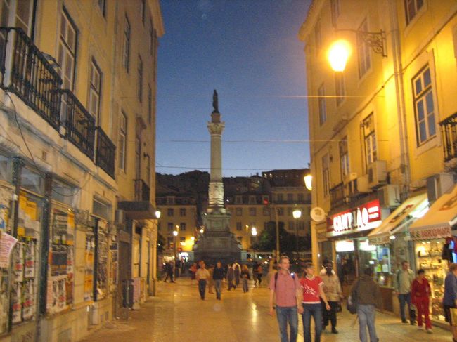 ロシオ広場の円柱も昼とは違ってしっとりした雰囲気です。