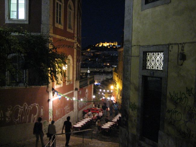 広場を抜けて、ロシオ駅の裏手の斜面沿いの路地を登ったところにあるレストランでこの日の夕食をいただきました。<br />