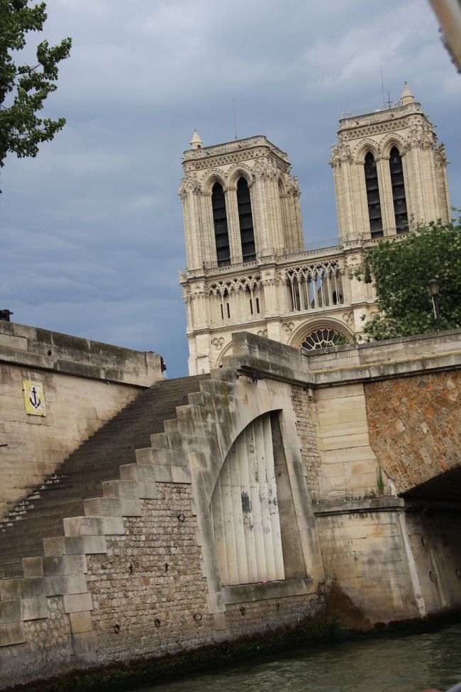 そしてこちらはノートルダム寺院<br />こちらも２日目に１時間並んで搭の上に上りました。