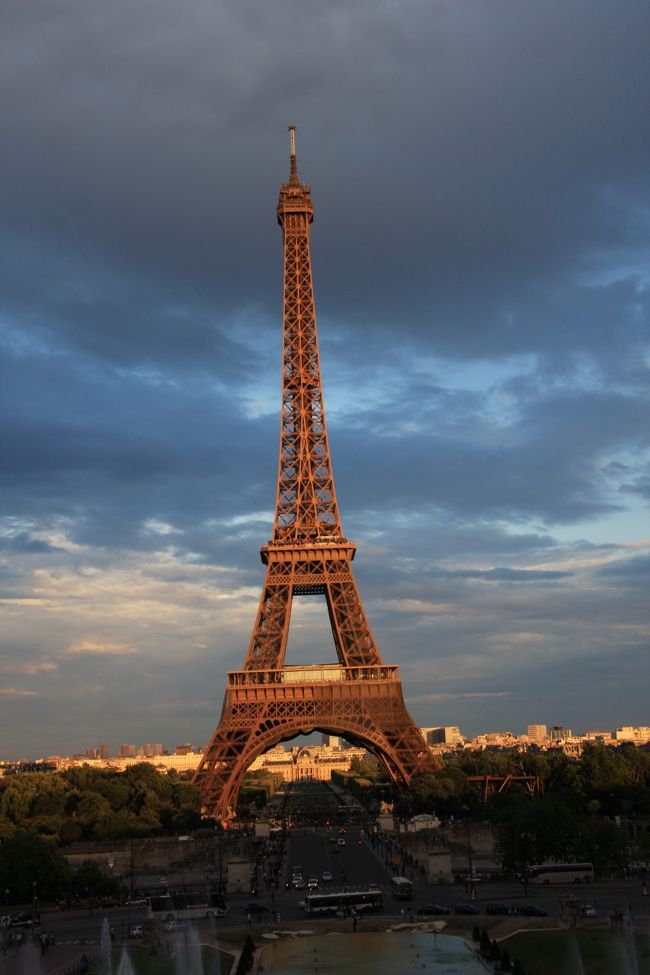 セーヌ川のナイトクルーズ、エッフェル塔のライトアップを期待して夜訪れたのに、パリは白夜　暗くなるのは夜の１０時頃<br />ただいま２０時３０分　ようやく陽が沈む前の西陽を浴びたエッフェル塔