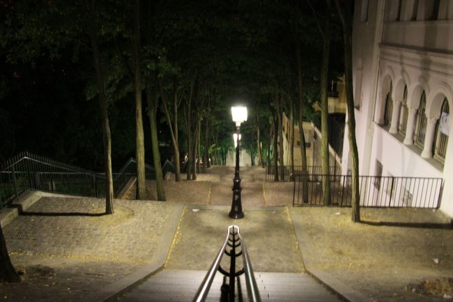 ２日目の朝、旅先では恒例の朝の散歩<br />行き先はホテルから２０分ほどのモンマルトルに<br />