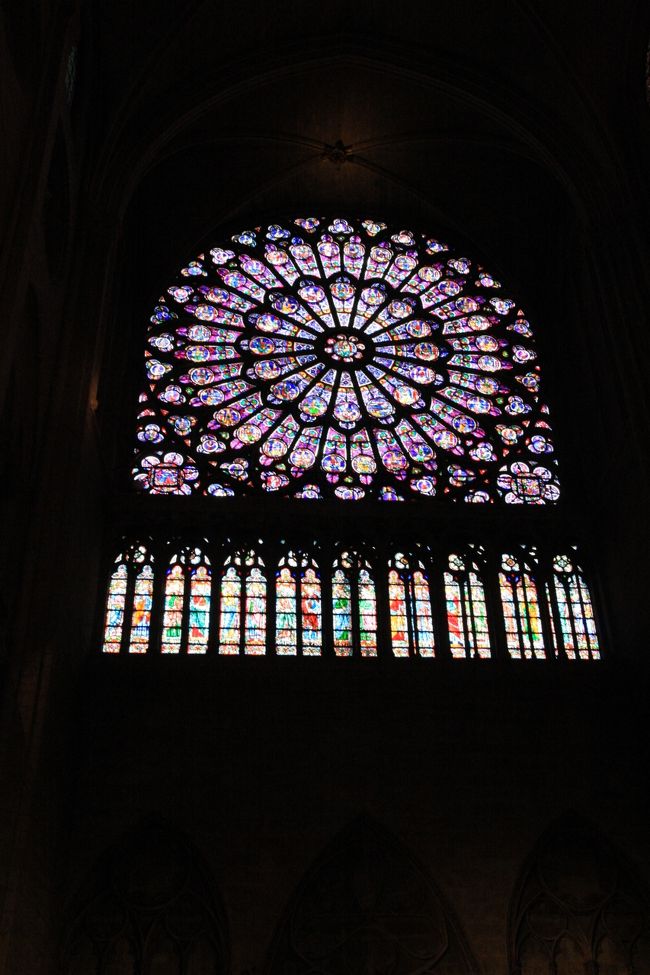 ノートルダム寺院といえばやっぱりこの見事なバラ窓