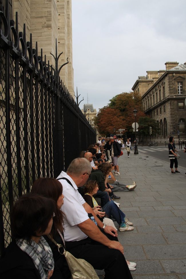 教会の内部見学は無料ですが、搭の上に登るのは有料。そして並んで待たなければいけません。<br />１０時からなのに９時の時点ですでにこれだけ並んでいます。<br />１時間１０分ほど並んで上りましたが、この時点で行列は４００人くらいになっていました。ちなみに塔の上が狭いこともあって入場制限をしていて、１０分毎に２０人しかはいる事ができません。<br />登る場合は朝一でいかないと並んで無駄な時間を費やすことになります。