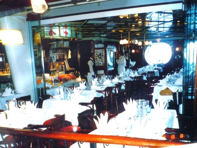 フェリー内、レストラン（７階）。