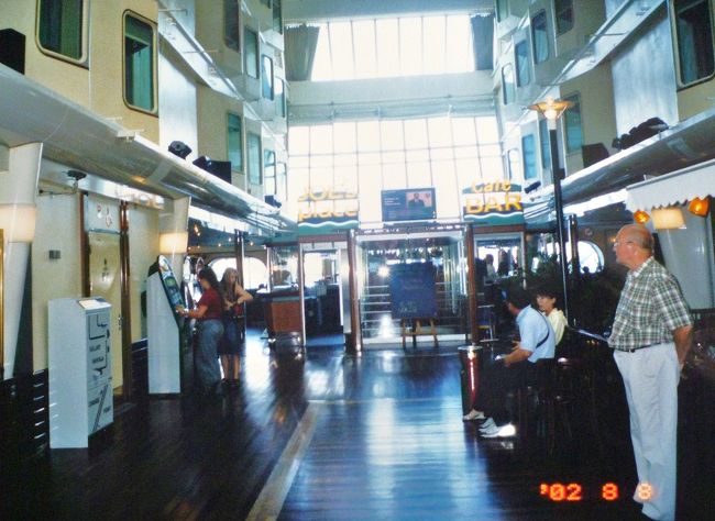 フェリー内、プロムナード（７階）。