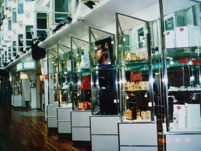 フェリー内、プロムナード。免税店。