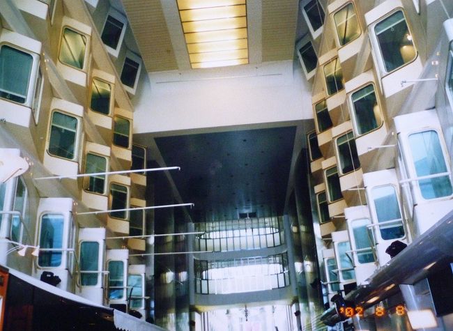 フェリー内、プロムナード。両側は客室の窓。