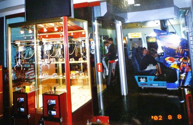 フェリー内、プロムナード。ゲーム・センター（７階）。