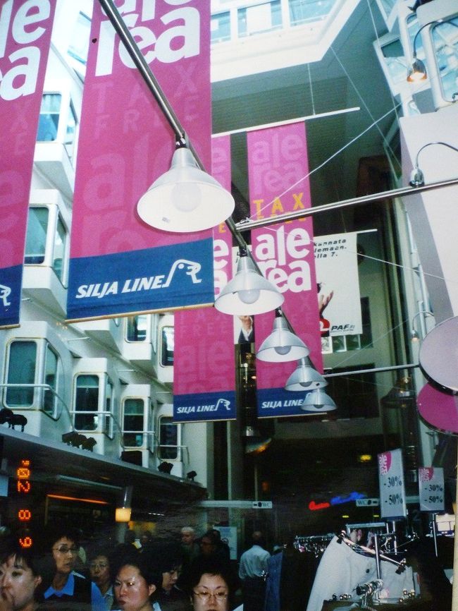 フェリー内、プロムナード。ちょっとしたショッピング・モールでした。